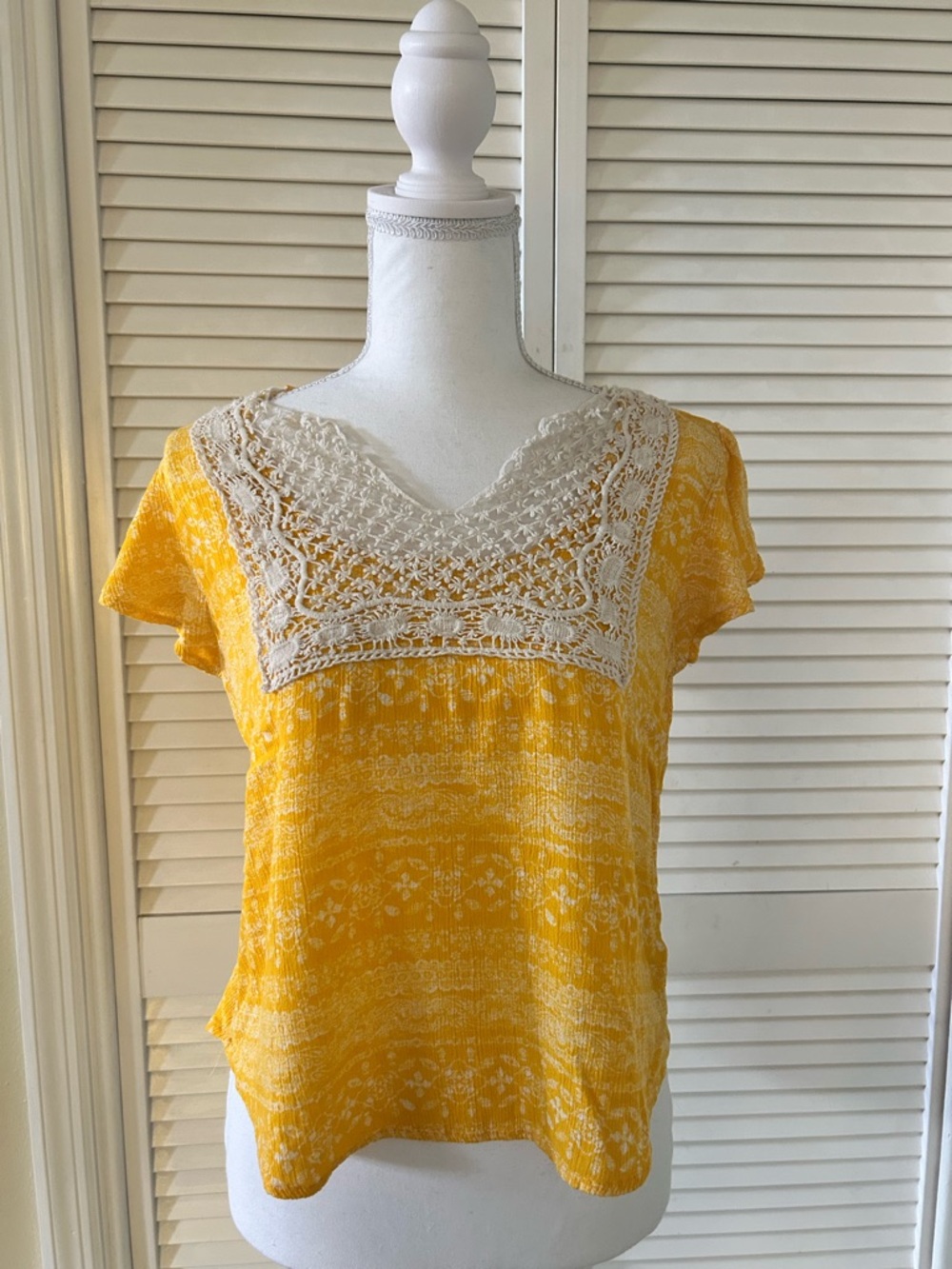 Xhilaration Yellow Top Cream Crochet Yoke Short Sleeve Flowy boho beach